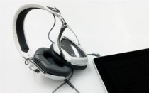 headphones-ipad-featured headphones ipad featured